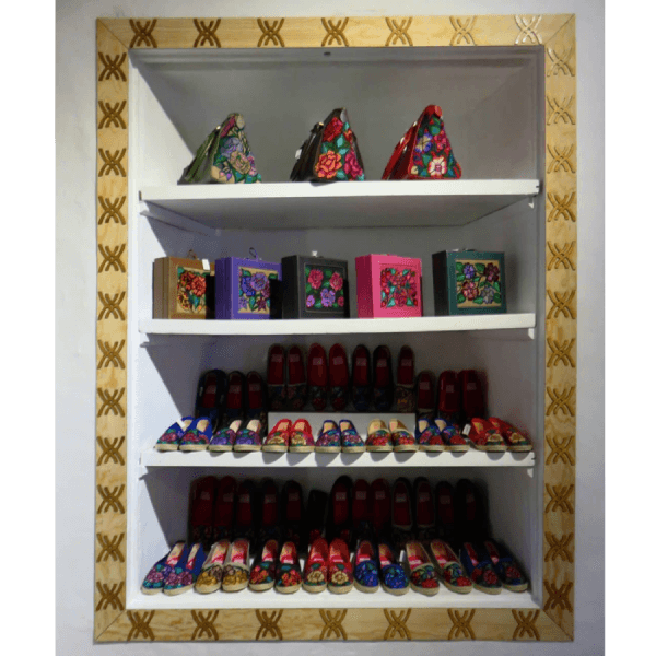 Custom Store Display Shelf / Unique Retail Shelving Unit / Boutique Display Stand